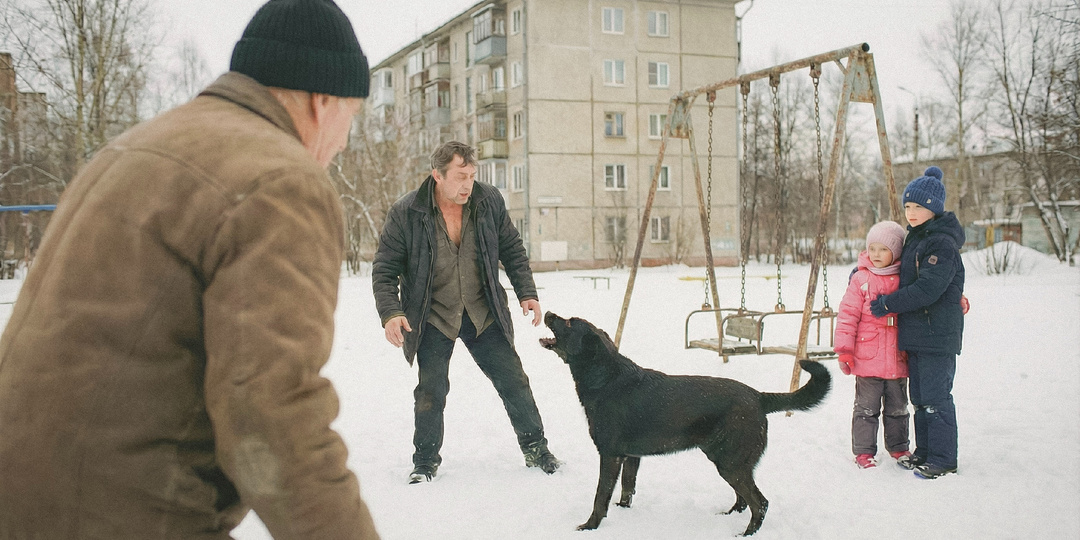 Дед не хотел пускать собаку к внукам. Она сама встала на их защиту