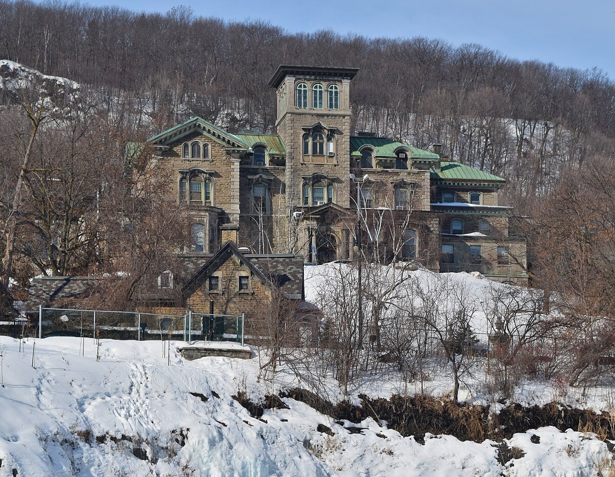 Фасад науки. Уважаемое медицинское учреждение, где под видом лечения проводились одни из самых жестоких экспериментов программы.