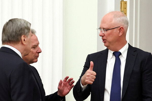 Спецпосланник президента США Стивен Уиткофф и спецпредставитель президента РФ по инвестиционно-экономическому сотрудничеству с зарубежными странами Кирилл Дмитриев (слева направо) перед началом встречи с президентом РФ Путиным в Кремле, 22 января 2026 года / Alexander Kazakov/Pool/Sputnik/Reuters   