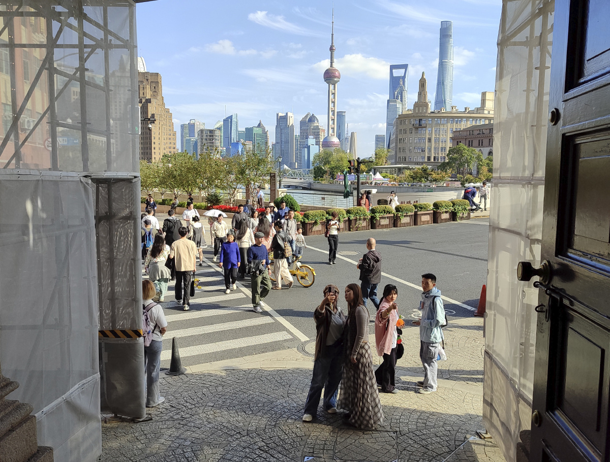 Вид на Пудун от здания неподалеку от набережной Бунд