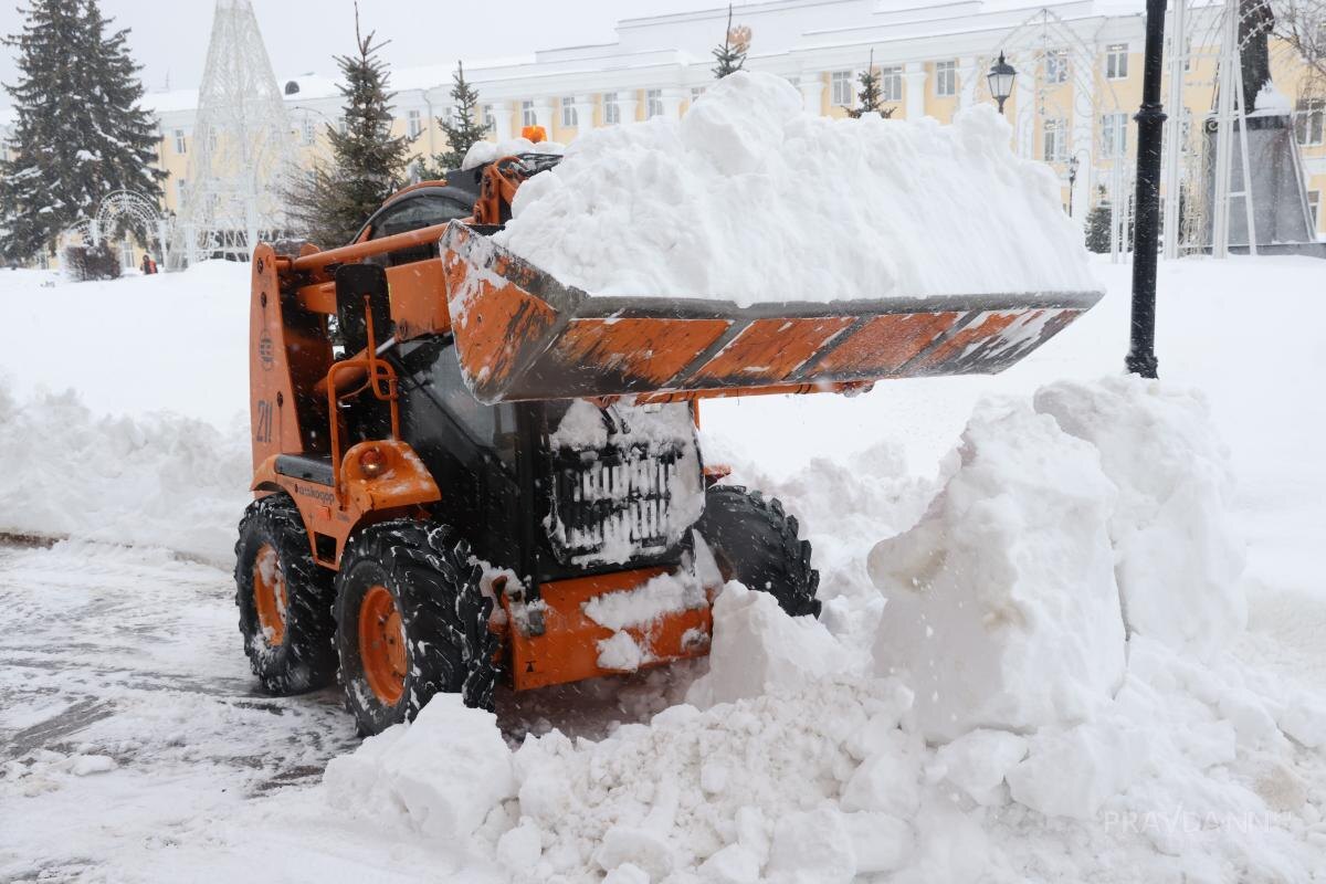    Мэр отметил, что все труды дорожников сразу заметает продолжающаяся метель