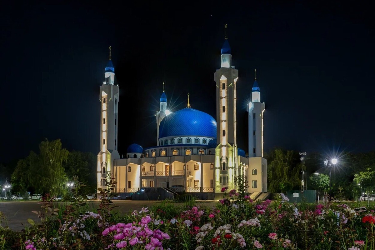 Посетить мечеть могут люди любой конфессии, но нужно соблюдать дресс-код. Для похода в храм выбирайте закрытую одежду. Недопустимы шорты, майки, мини-юбки и декольте. Женщинам нужно покрыть голову платком. При входе в мечеть принято снимать обувь. Фото: Владимир / Яндекс Карты