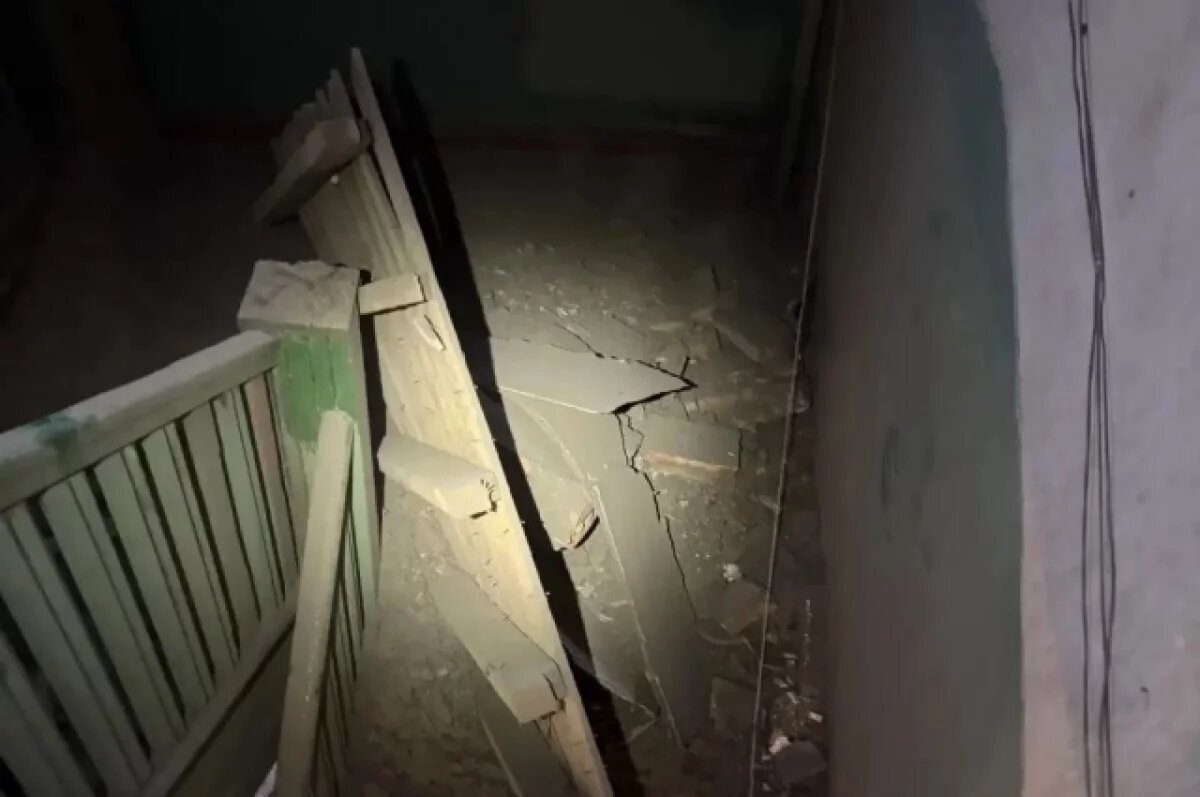    В подъезде аварийного дома в Ульяновске рухнул потолок