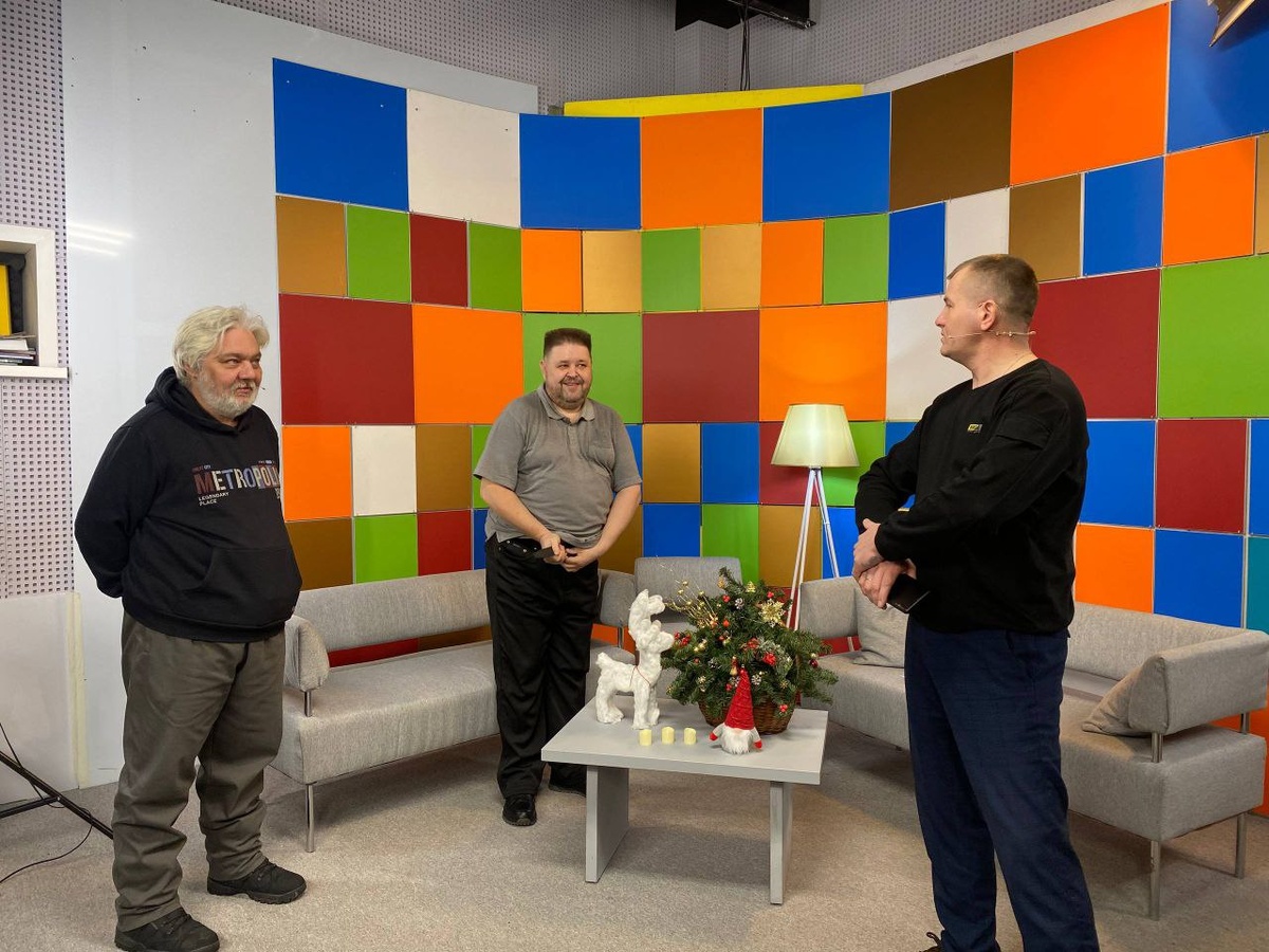 Чтобы прицепить микрофон пришлось штаны подтянуть.