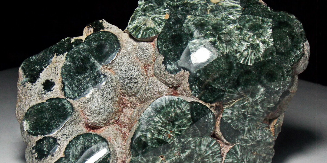 Серафинит: сибирский камень с узором, который невозможно повторить