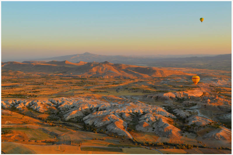 Каппадокия — край воздушных шаров, вулканического ландшафта, подземных городов и пещерных монастырей.
