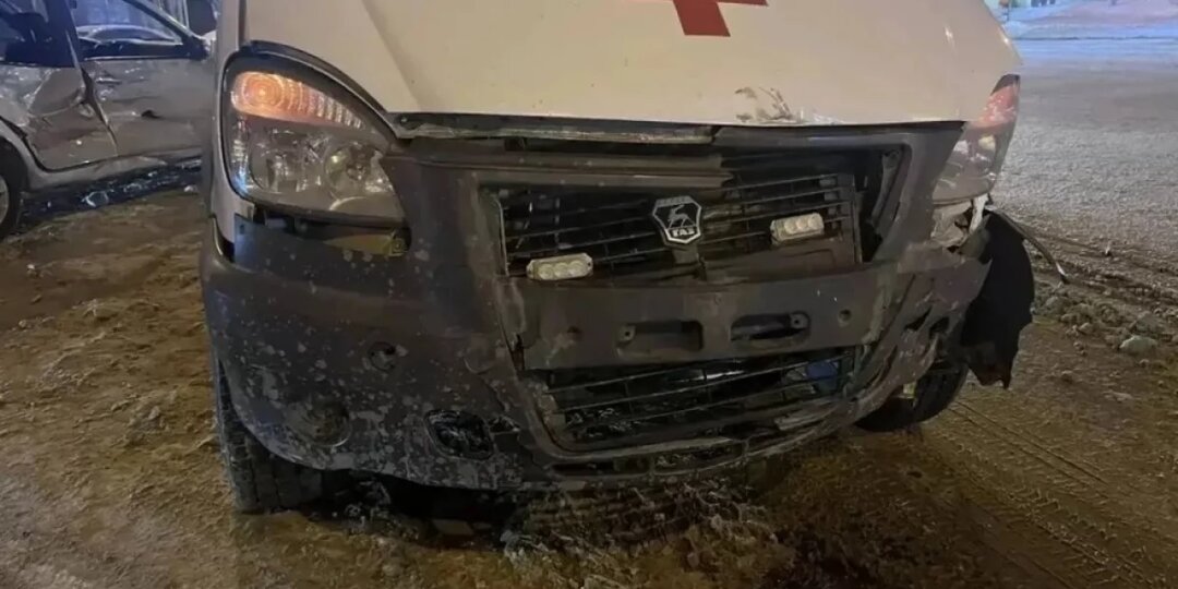 В Томске «скорая помощь» и легковой автомобиль столкнулись на перекрёстке