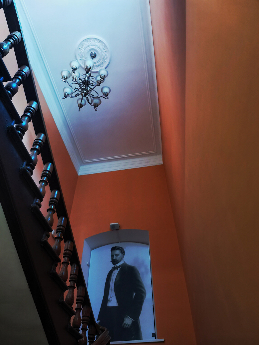 На лестнице висит портрет князя Сергея Волконского, построившего в городе железную дорогу. Как только гость оказывается на ступенях, раздаётся приветствие князя. Далее его голос будет сопровождать гостя по следующим экспозициям