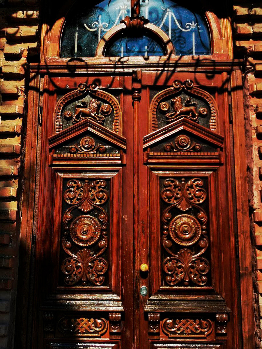 Театр начинается с вешалки, а музей — с двери. Эта оригинальная дверь украшает особняк конца XIX века, принадлежавший аптекарю Вейсу. Внутри сегодня и располагается старейшая краеведческая коллекция Воронежской области