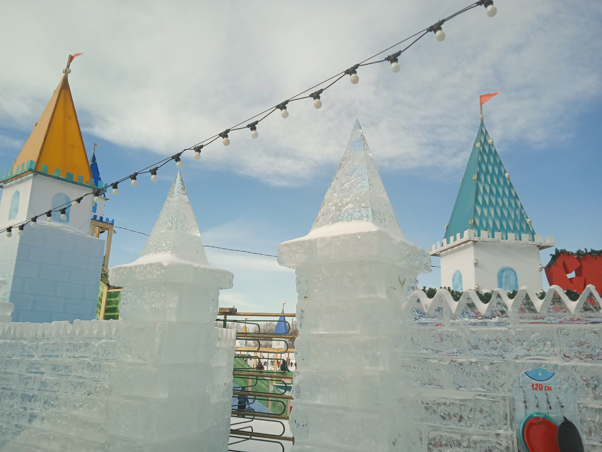 Ледяная крепость у входа. 