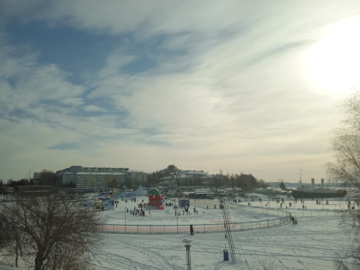 Ледяной городок и каток со стороны.