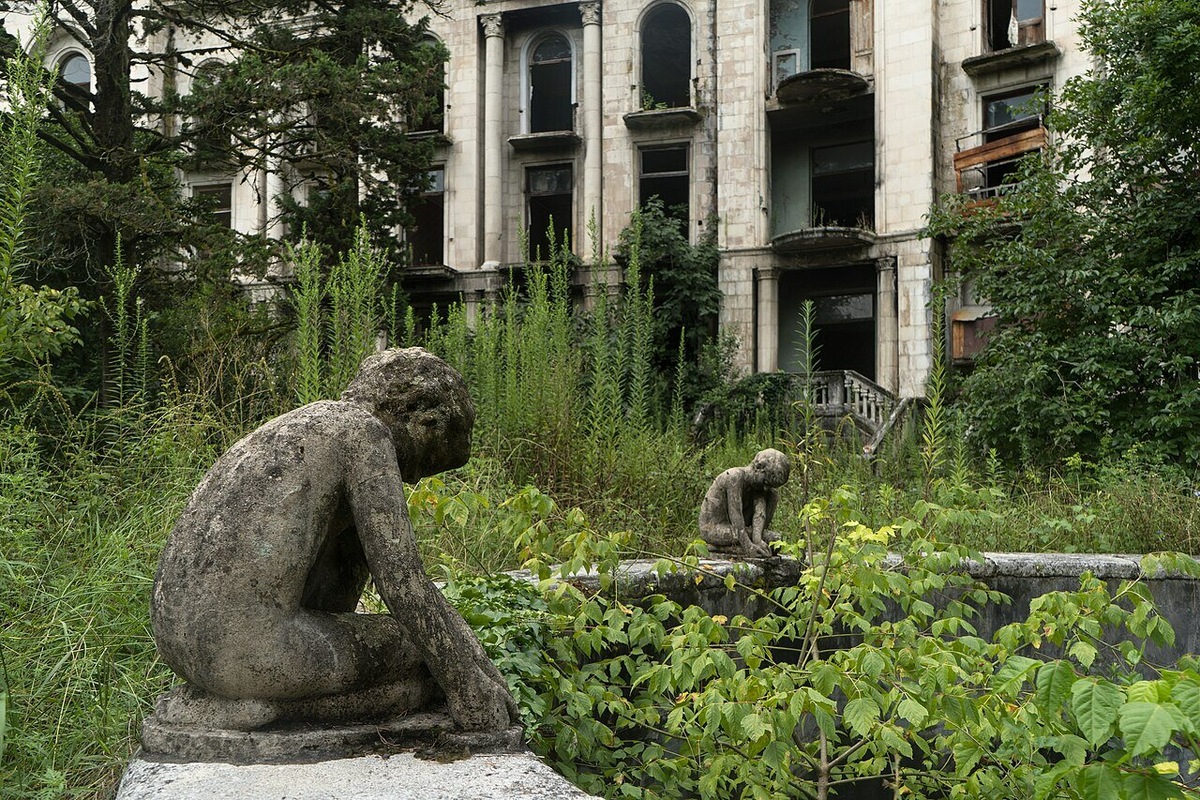 Инфраструктуру Цхалтубо планируют восстанавливать арабские инвесторы, но пока город остаётся заброшенным. Фото: Alexey Komarov / Wikimedia