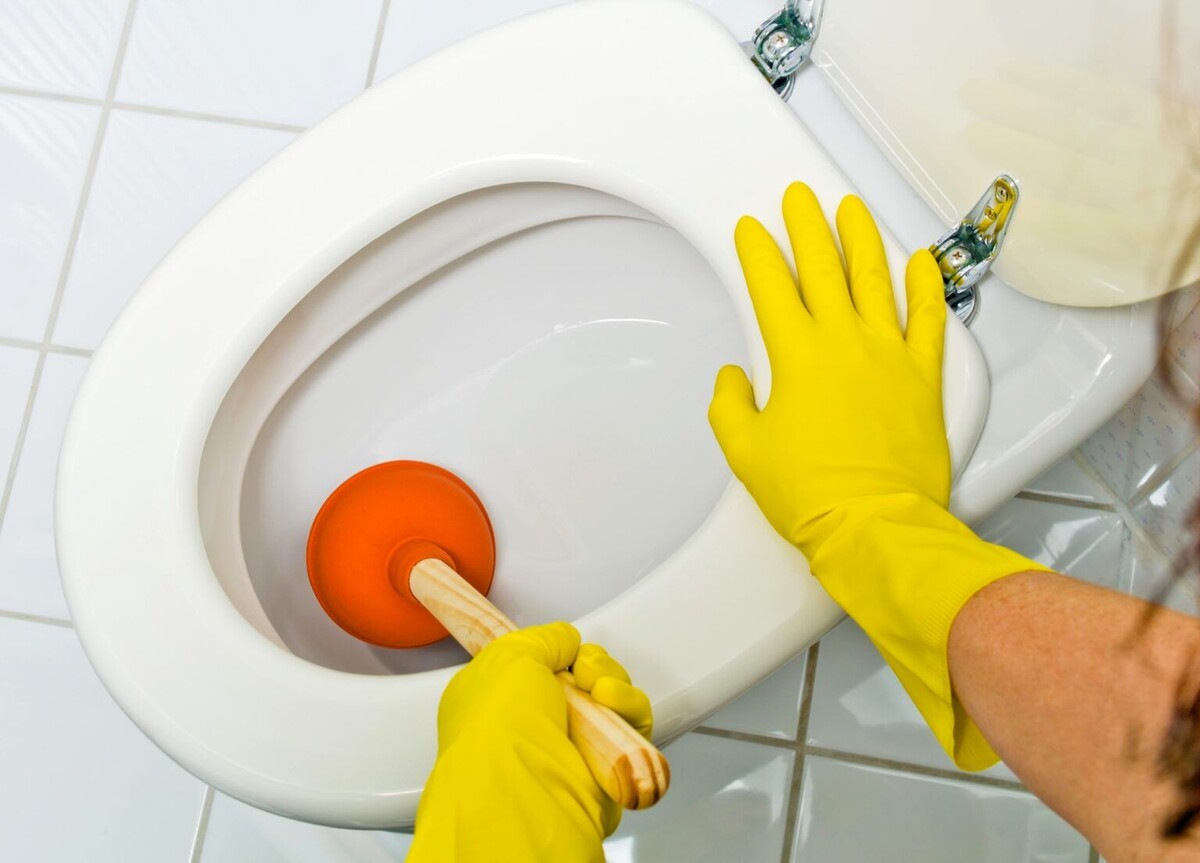 Засор в туалете: 5 экстренных способов прочистить унитаз за 10 минут | Лайфхаки от сантехника. Вода не уходит в туалете? Не паникуйте! Читайте свежий гид по борьбе с засорами: от мгновенного решения вантузом до случаев, когда срочно нужен мастер. Актуальные методы.