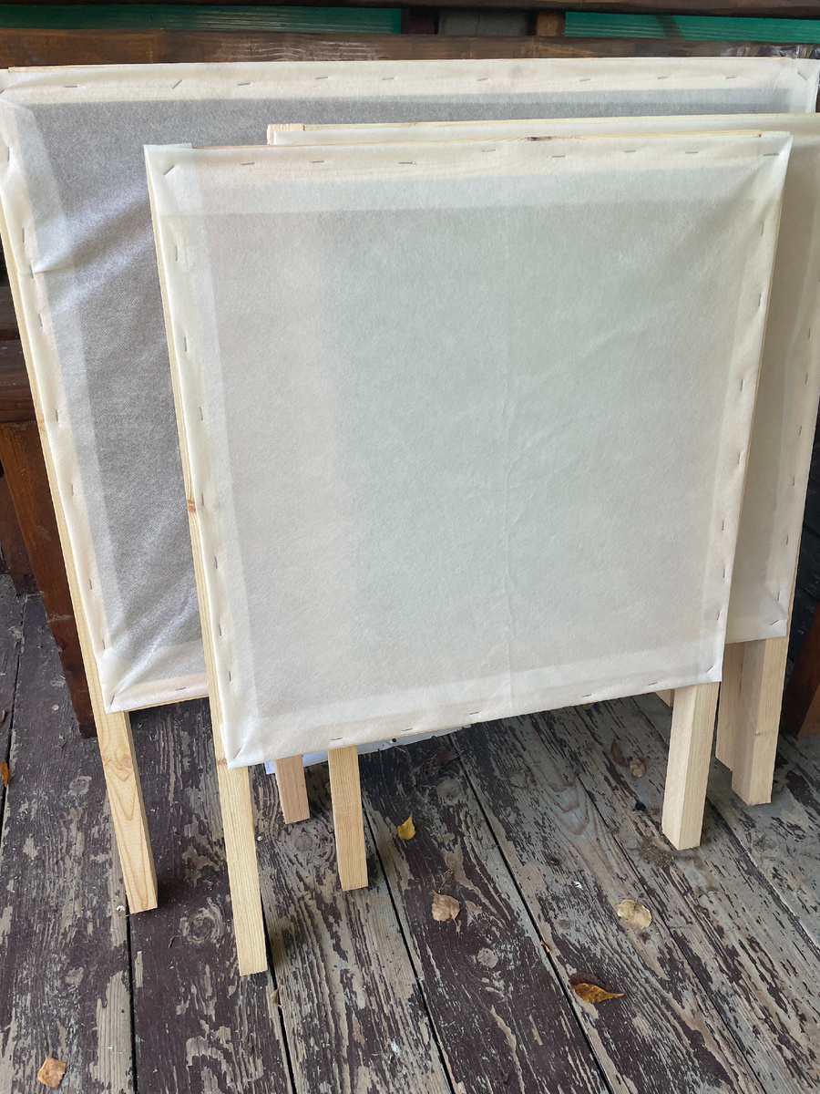 пример  защитного экрана на каркасе с агроспаном