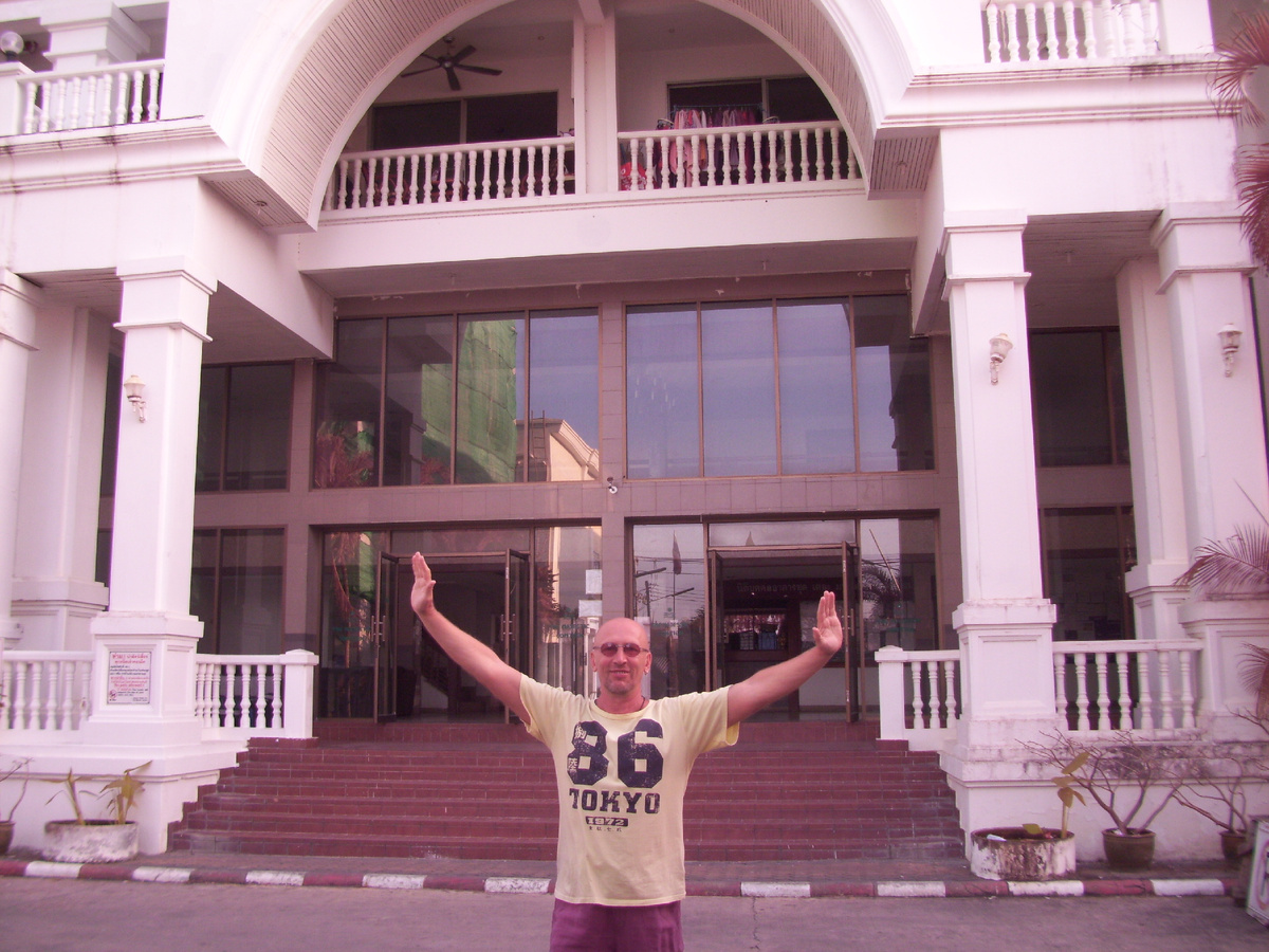 У входа в кондоминиум Маджестик в Паттайе