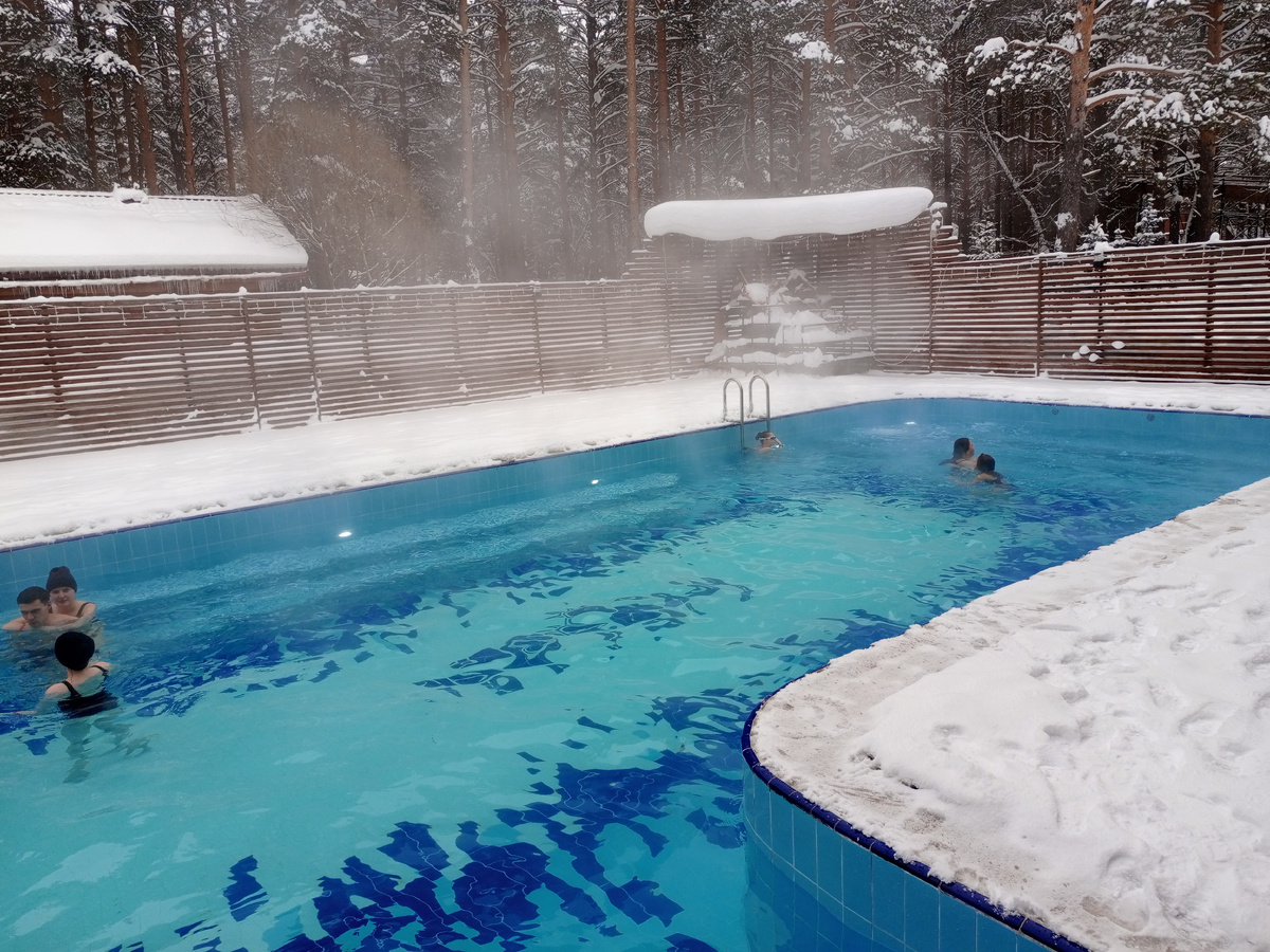 Бассейн не огромный, но и не маленький на "Чусовой". Фото автора. 