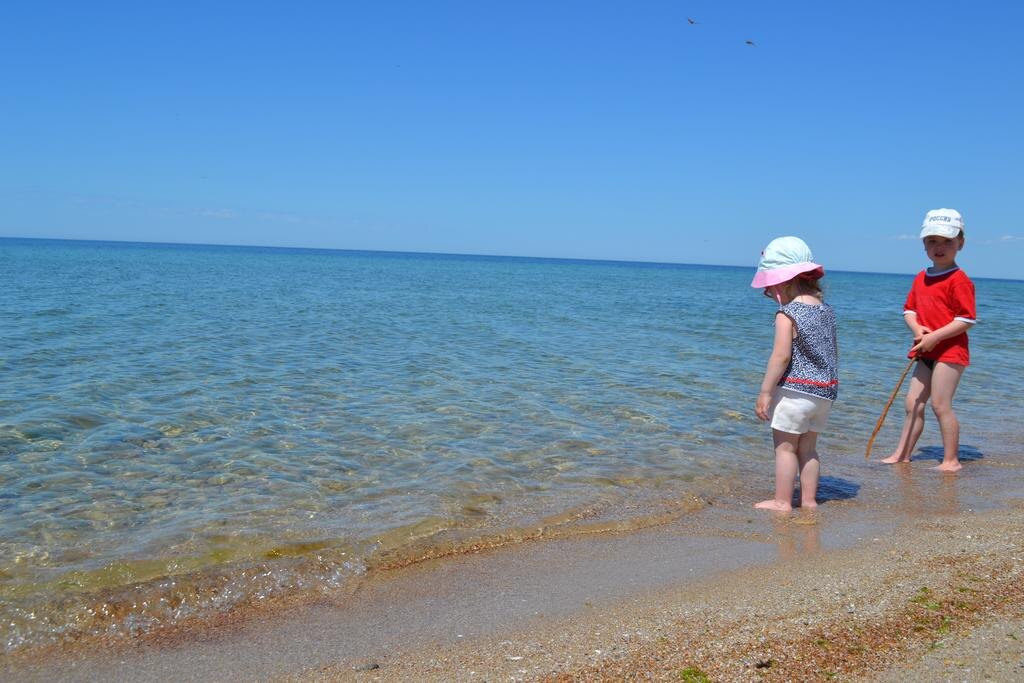 Пологий заход, дети играют у самой кромки воды