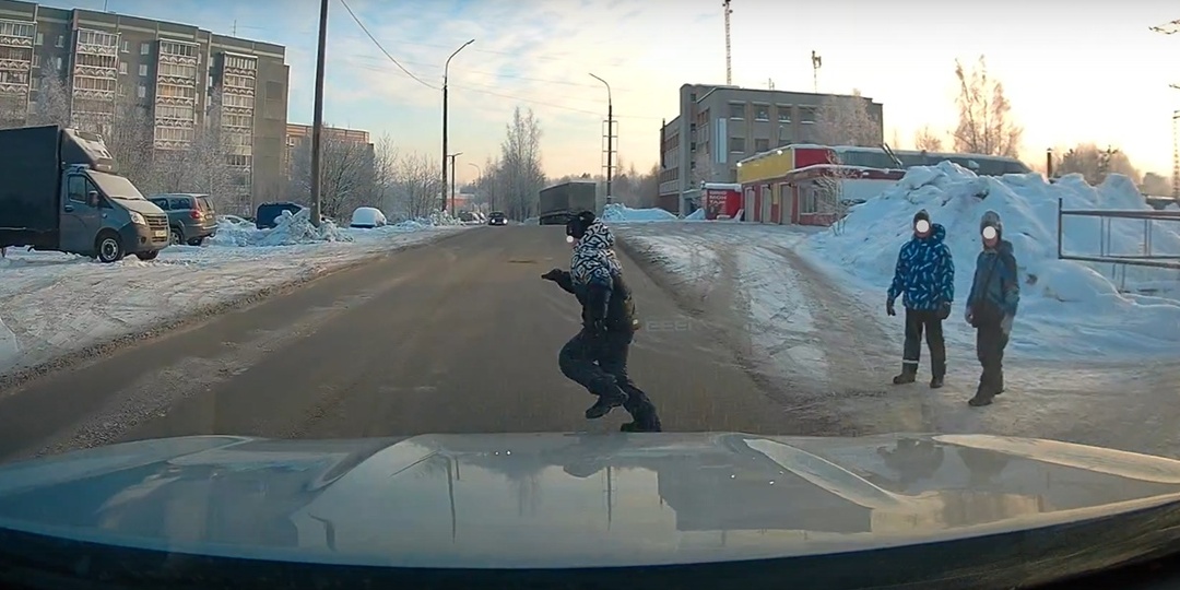 Дети играют со смертью на дороге Петрозаводска