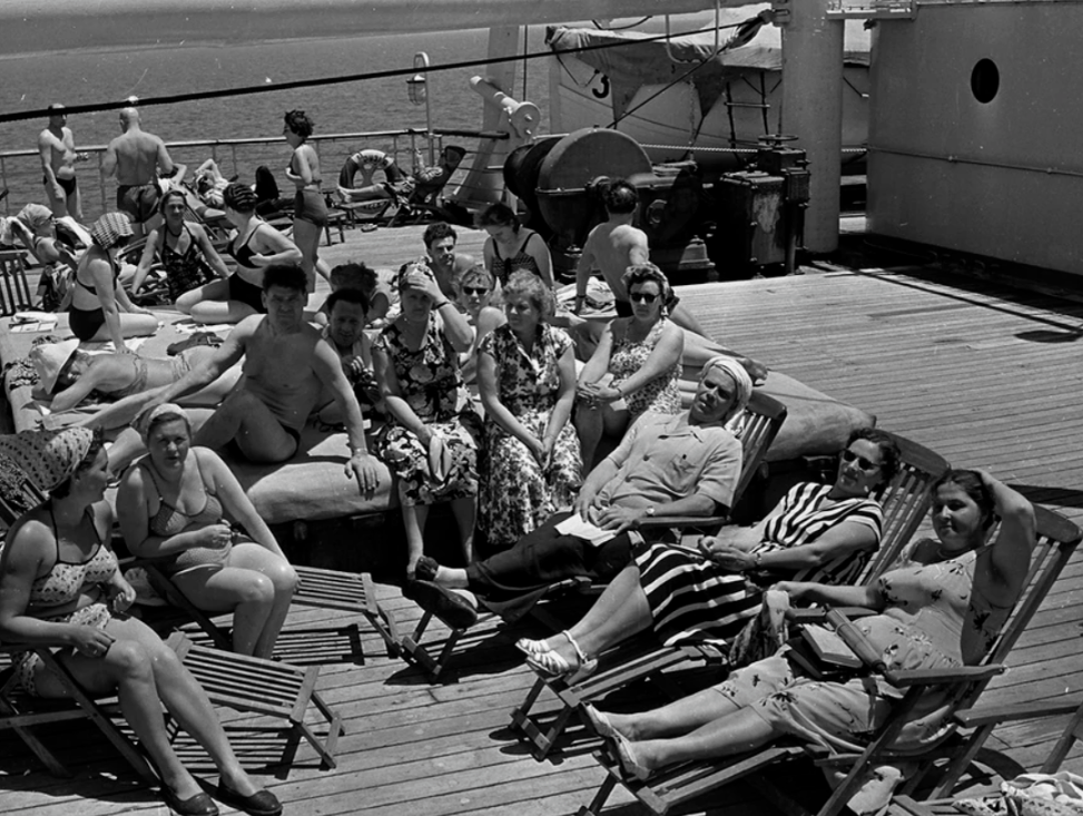 Отдыхающие на теплоходе, дата неизвестна 