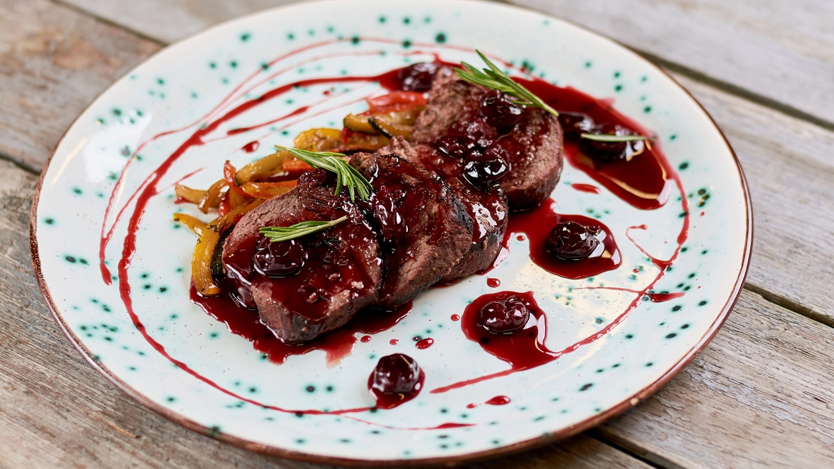     Фото: DenisProduction.com/Shutterstock/FOTODOM Говядина в вишневом соусе по-княжески — изысканное блюдо из кухни Мирского замка, которое символизировало благополучие