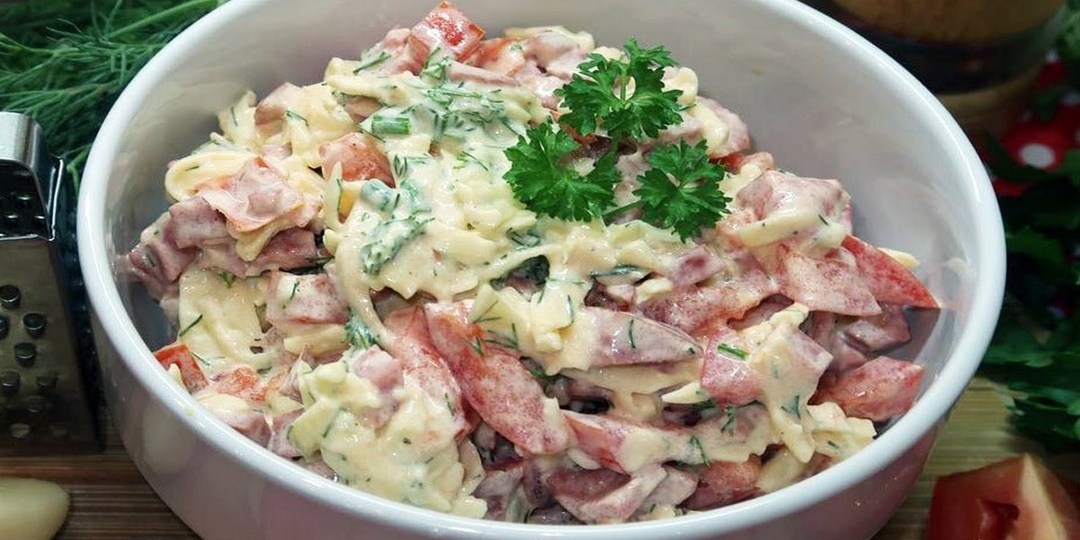 Салат с картофелем, помидорами и колбасой: простой и сытный рецепт