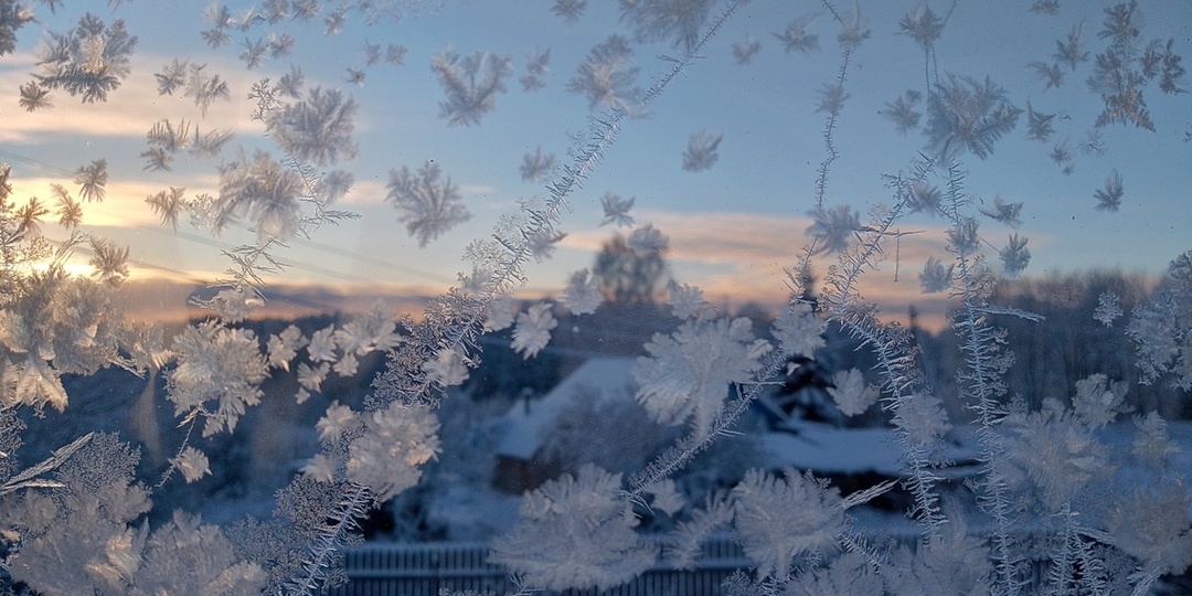 Морозко ударил посохом – колонка превратилась в изящную скульптуру
