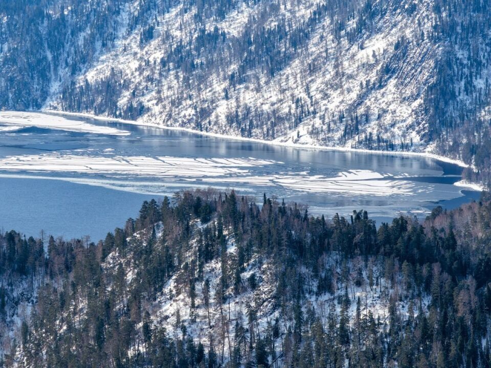    Ледостав на Телецком озере . Источник: Роман и Татьяна Воробьёвы / Алтайский заповедник