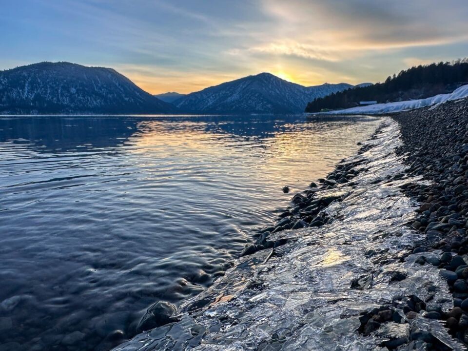    Ледостав на Телецком озере . Источник: Роман и Татьяна Воробьёвы / Алтайский заповедник