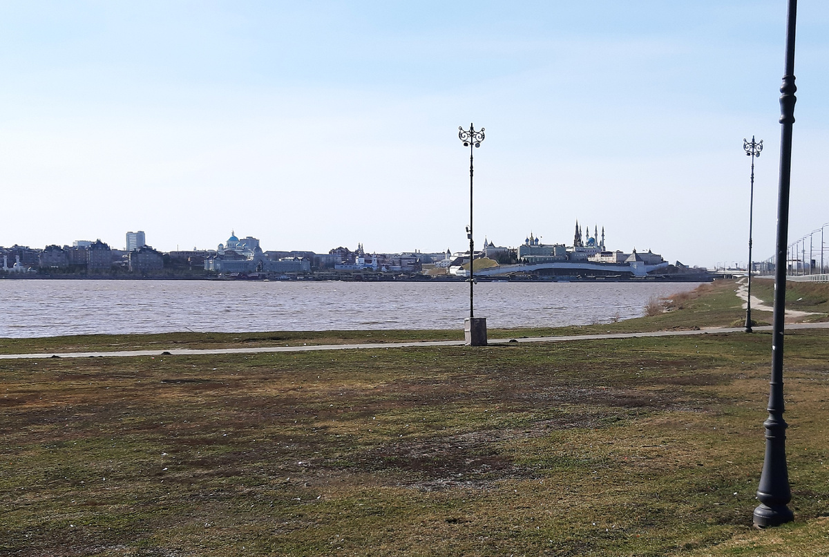 река Казанка. Вид на Казань со стороны набережной центра семьи Казан.