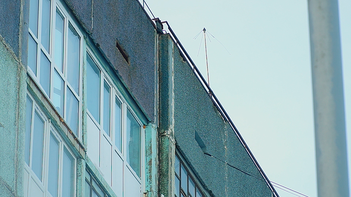     В Норильске обследуют дом с гигантской трещиной на фасаде