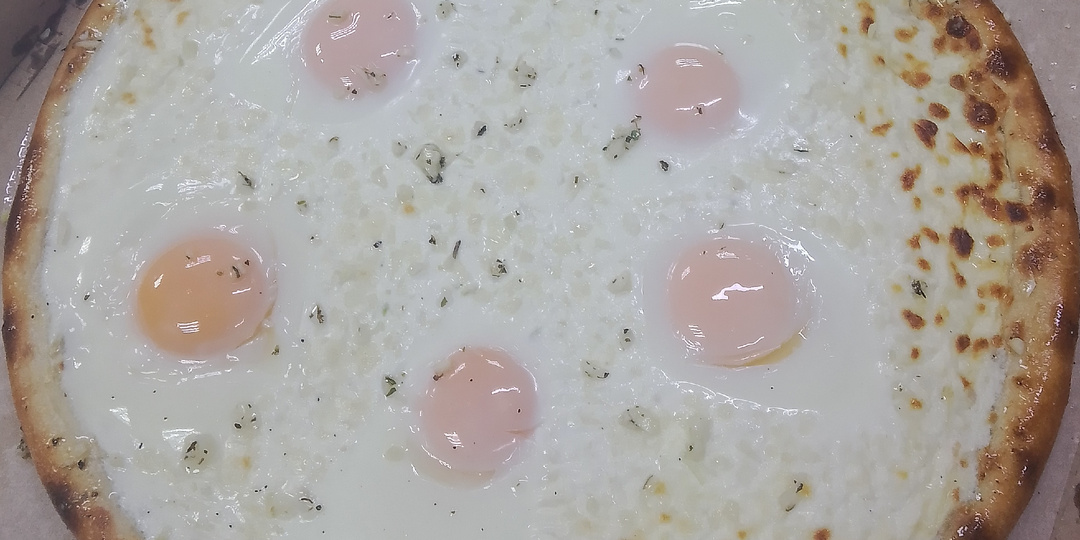 Пицца 🍕 с творожно-сырной начинкой и яйцом!