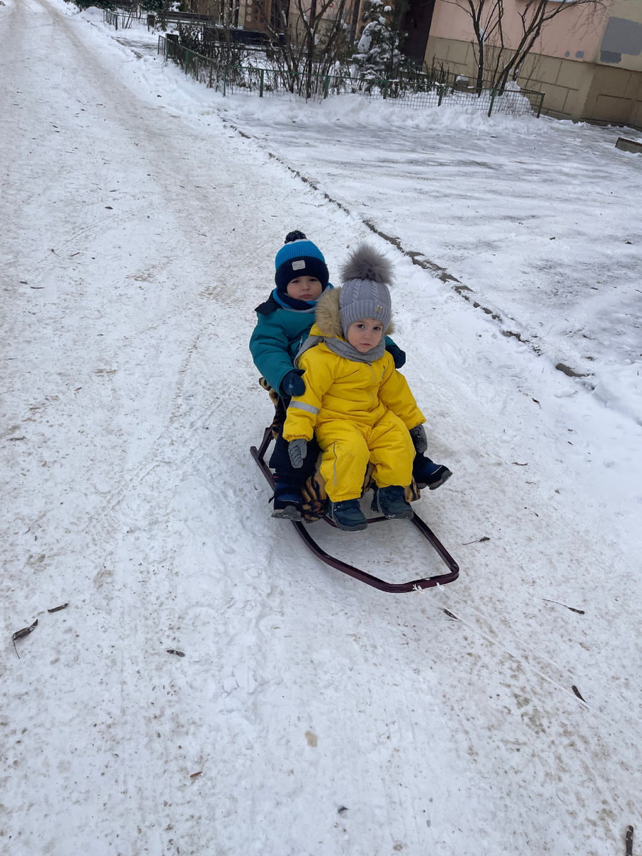 Успели покататься на санках)