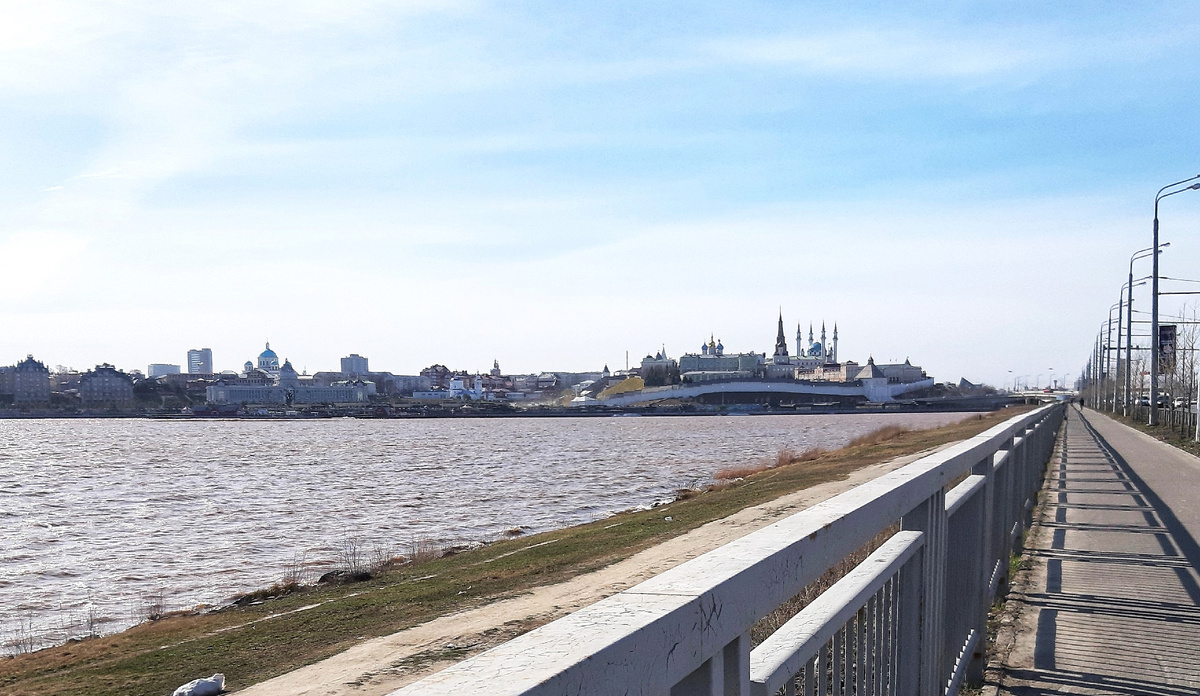 река Казанка. Вид на Казанский Кремль с Кремлёвской дамбы.