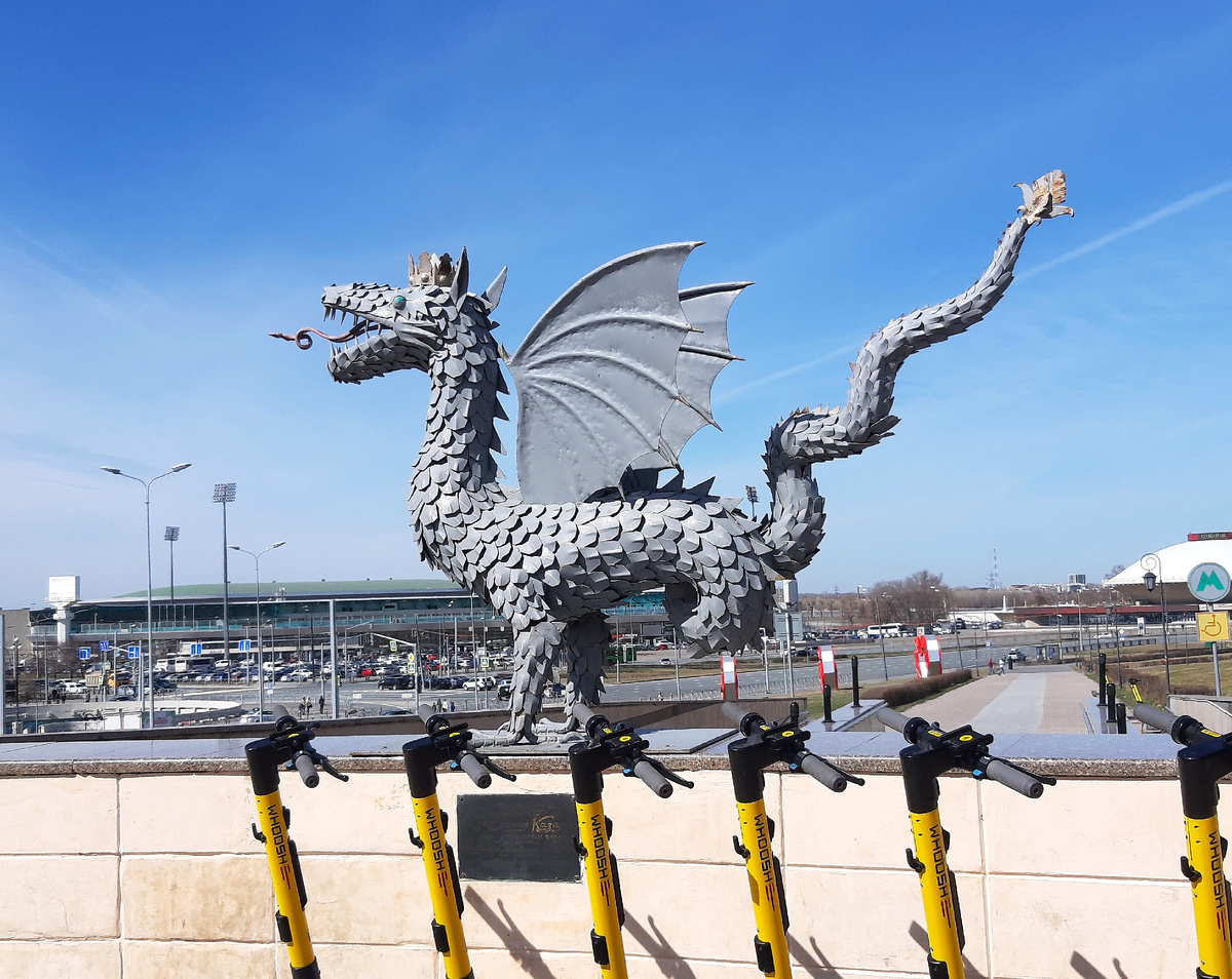 Дракон Зилант - один из символов Казани, расположен у станции метро Кремлёвская (вход 2)