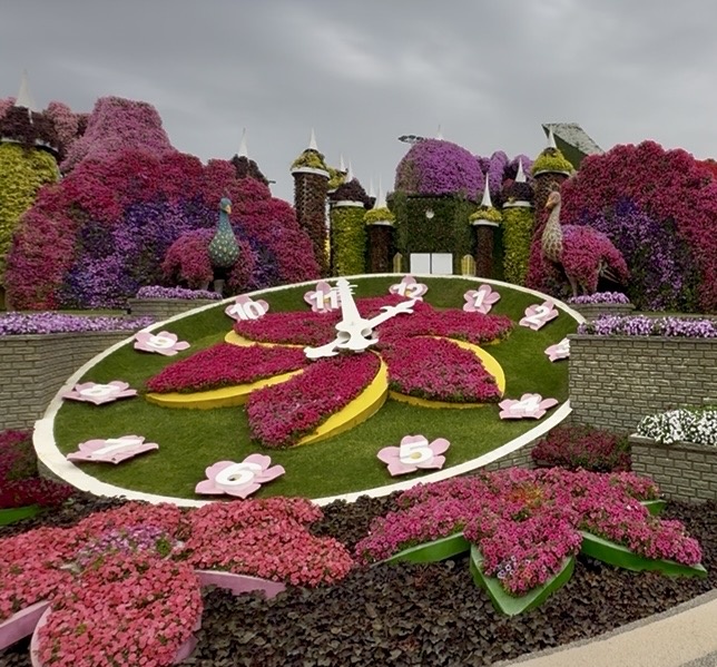 Часы из цветов, которые показывают настоящее время