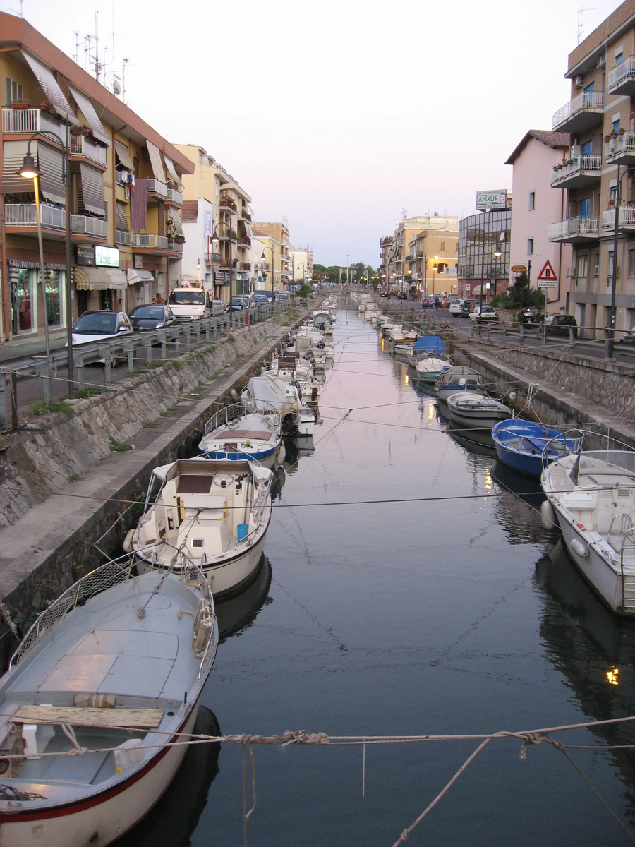 Фото Анастасии Шавель. Канал с припаркованными лодками рыбаков протекает через город.