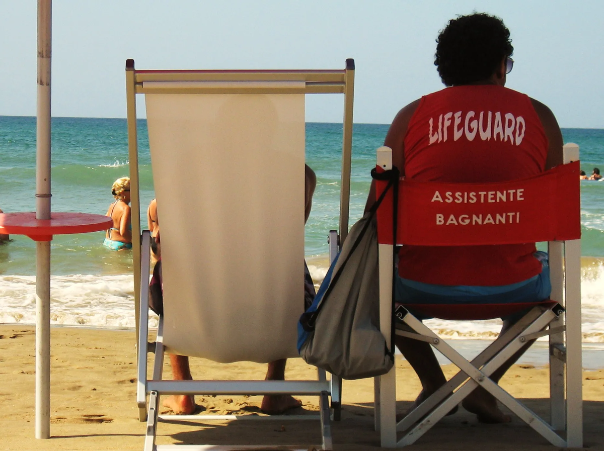 Фото Анастасии Шавель. Тирренское теплое море, ласковое южное солнце, почти Тотто Кутуньо в качестве пляжного спасателя - такой вайб размеренного итальяского отдыха в Террачине.