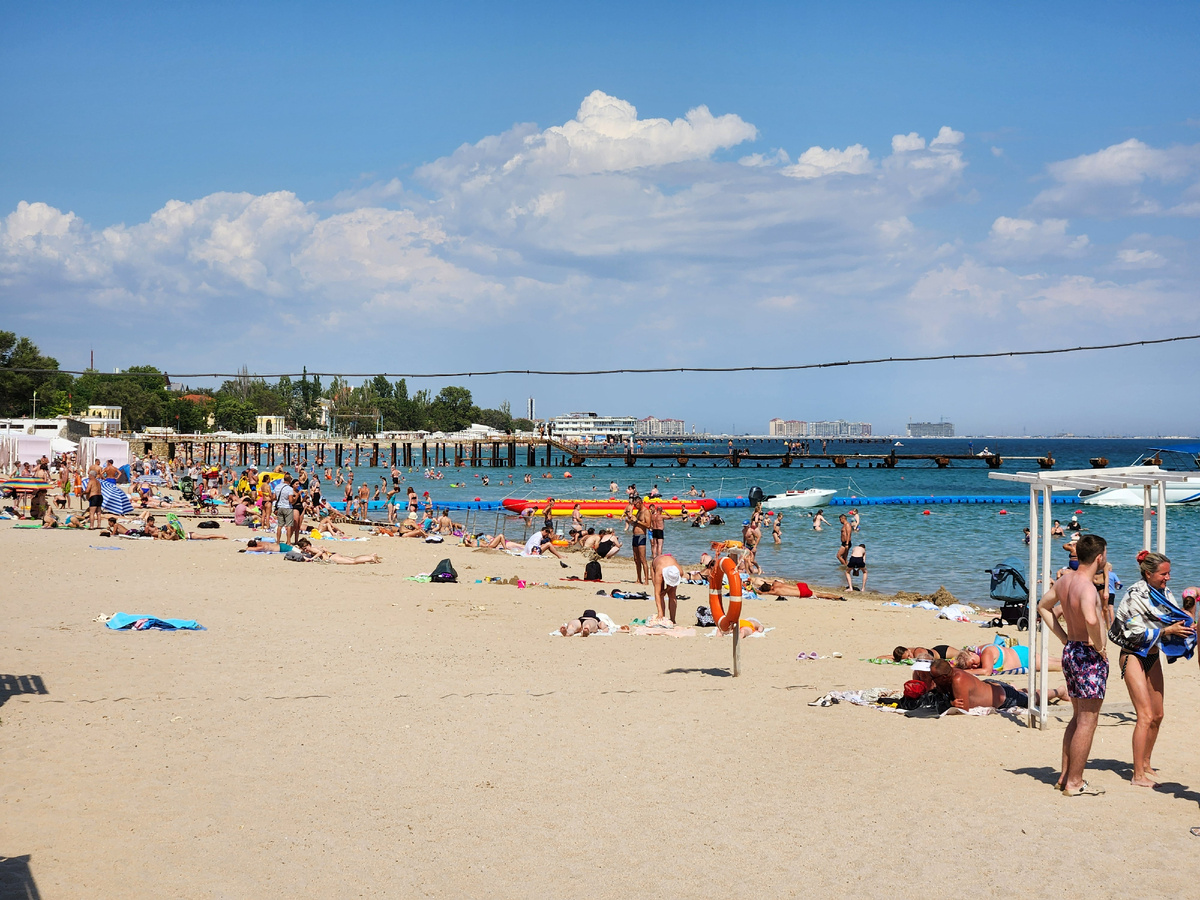 Городской пляж в Евпатории в конце июня