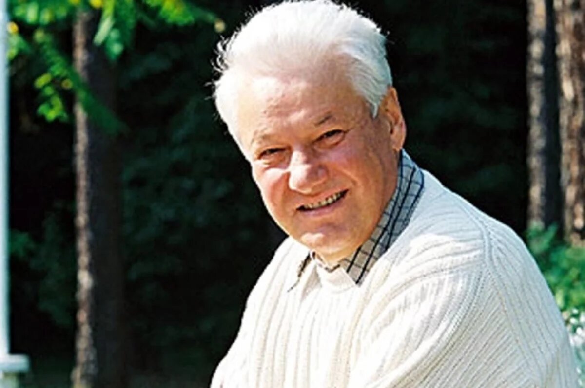    Путин и Медведев прислали цветы на могилу Ельцина в день его рождения