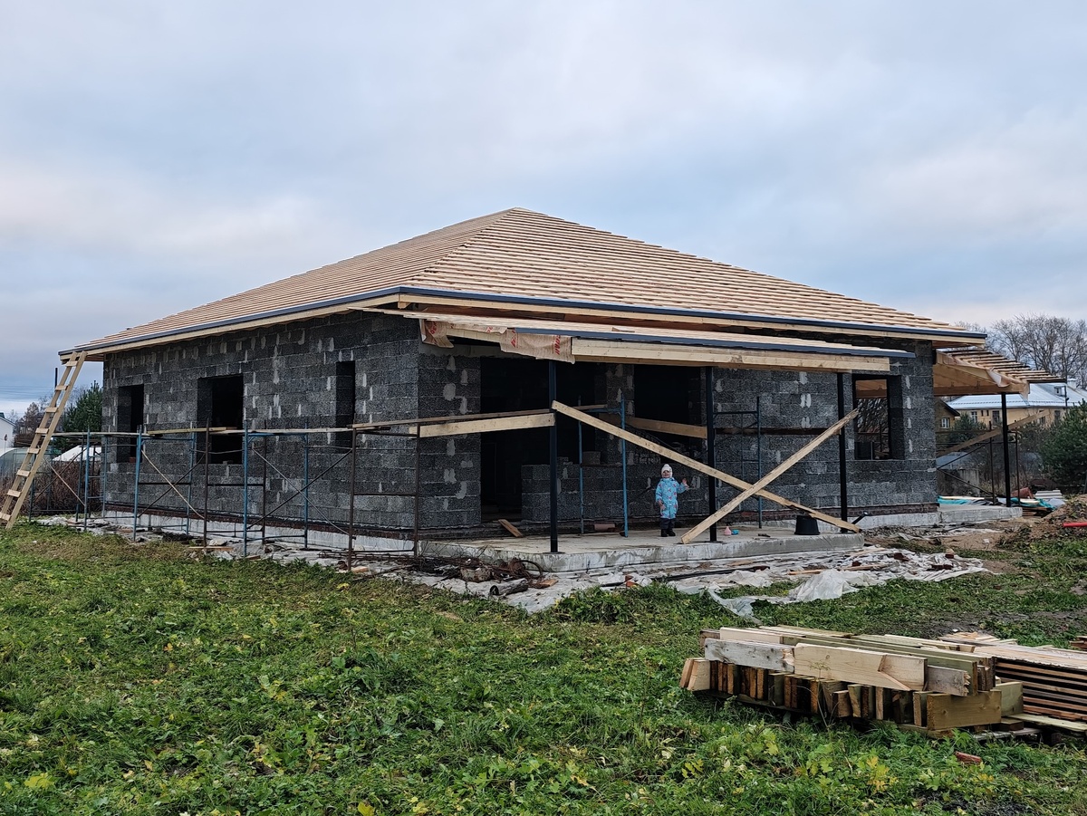 Вальмовая крыша, на которую я не положил ни одного гвоздя лично, но в которую вложил всё остальное.