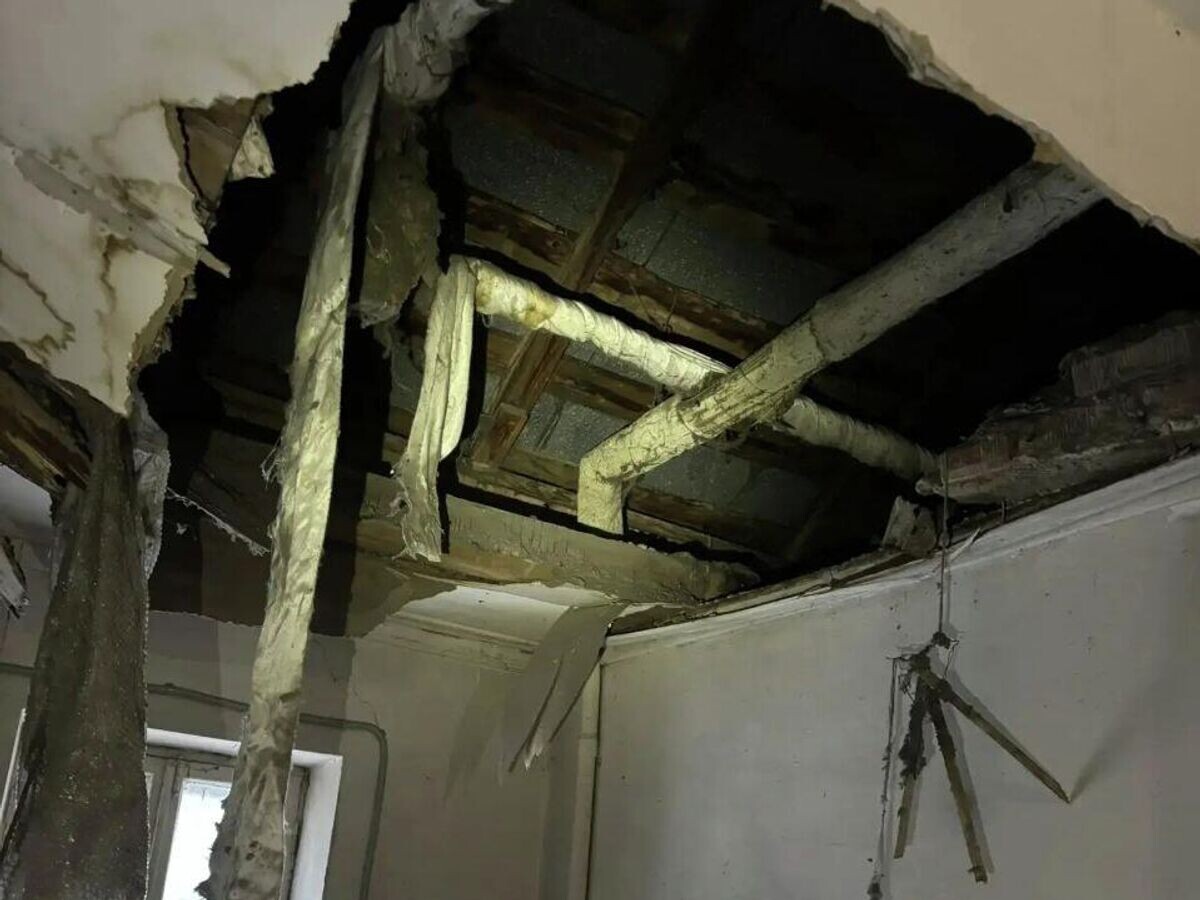    На месте обрушения потолочного перекрытия подъезде аварийного дома в Ульяновске | © Фото : пресс-служба администрации города Ульяновска