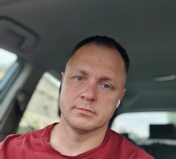 Он (41) выбросил мою старую футболку с концерта: «Зачем тебе это тряпье? Я куплю нормальную». Это было памятью. Я с ним рассталась.