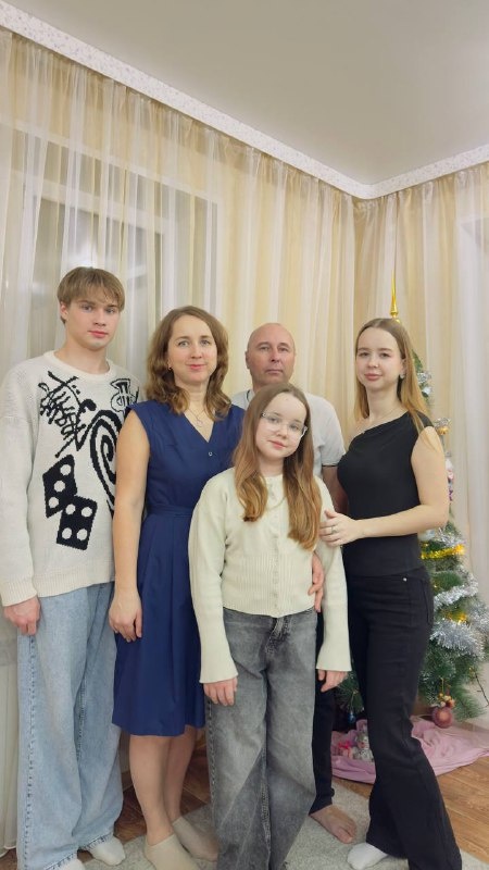 Красивые мы у новогодней ёлки)