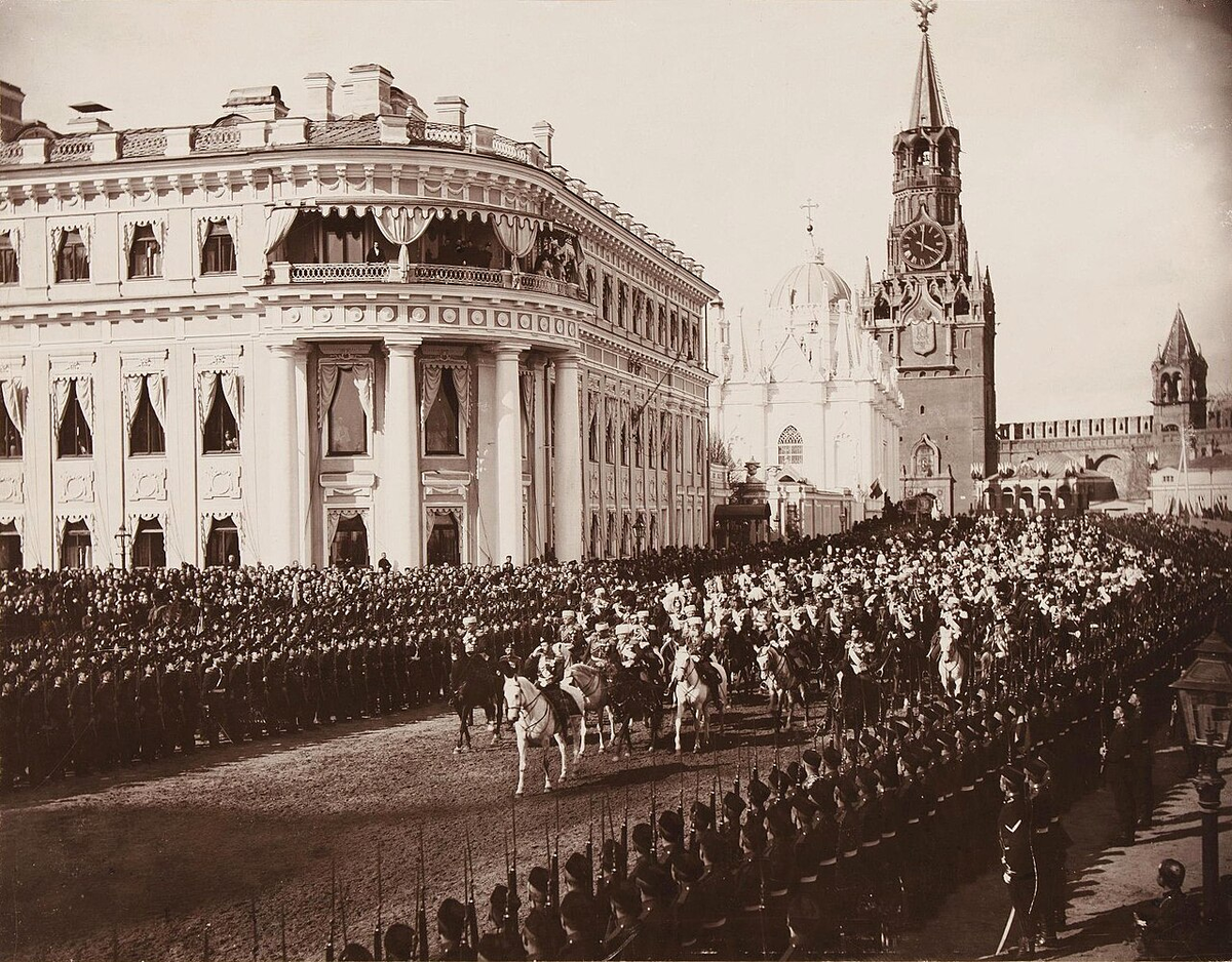 Коронационное шествие Николая II на фоне малого Николаевского дворца (построен к 1775  году, разрушен в 1929 году) в Московском Кремле, фото 1896 года.  