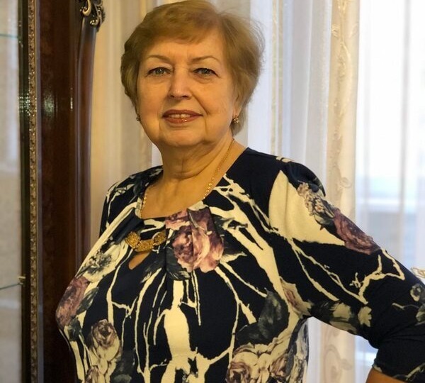 Родственница (70) в моё отсутствие «помыла» хрустальную вазу в посудомойке. Она распалась. Сказала: «Она и так старая была».