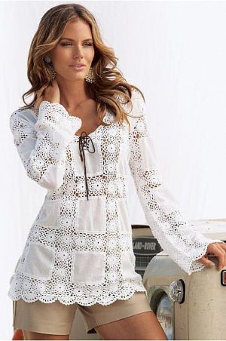 Тканевые квадраты обвязаны крючком и соединены между собой кружевными полосами.