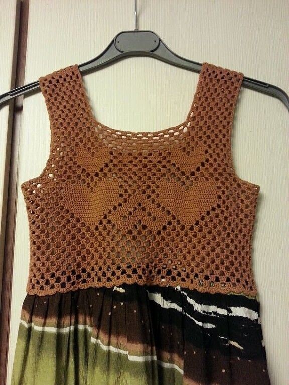 В любом гардеробе найдутся такие юбки из летних материалов. Остаётся дополнить связанным крючком лифом. 