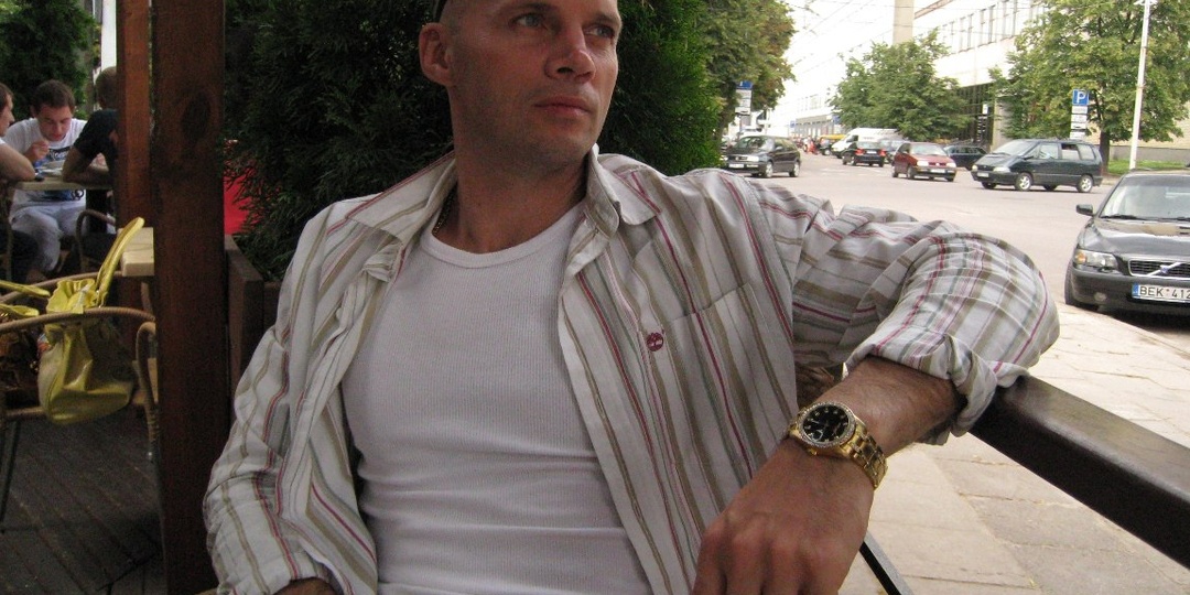 Мужчина (47) в моей квартире перевесил все шторы: «Так светлее. Тебе надо больше солнца». Он был в гостях второй раз.