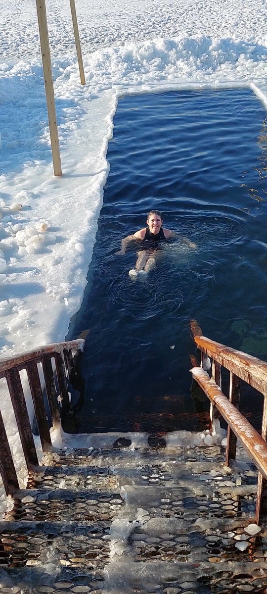 Я всё хочу проплыть прорубь полностью туда-сюда-обратно, но пока решимости не хватает))) Может, в следующий раз?