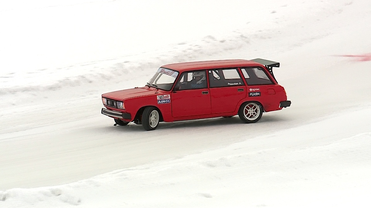     Комик Денис Дорохов принял участие в чемпионате по зимнему дрифту в Красноярске